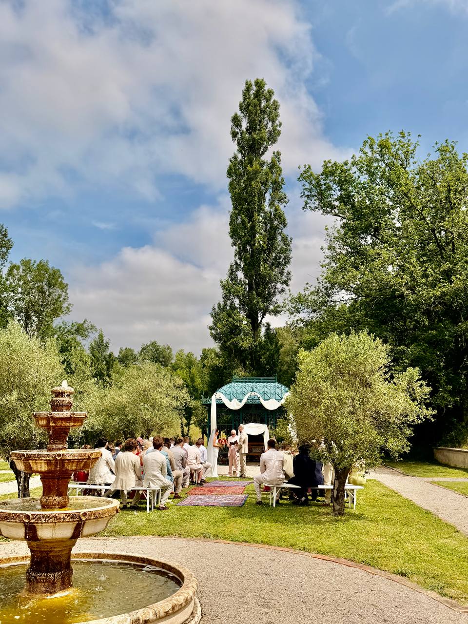 Hochzeitszeremonie im schmiedeeisernen Pavillon neben dem Springbrunnen im formalen Garten von Les Cazettes