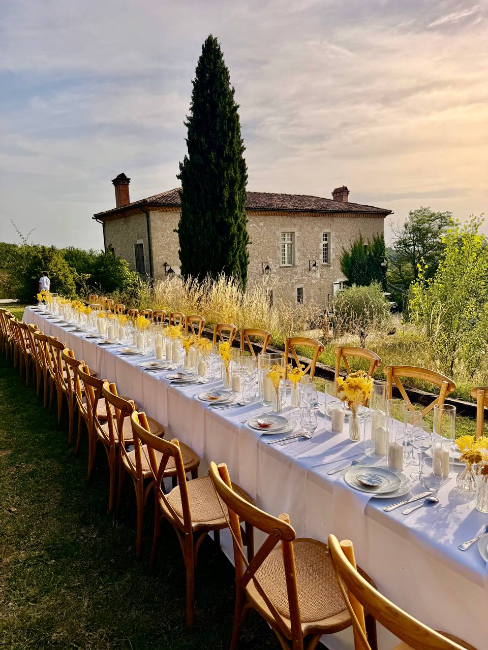 Lange Hochzeitstafel im goldenen Abendlicht mit dem Herrenhaus im Hintergrund, Les Cazettes bei Toulouse